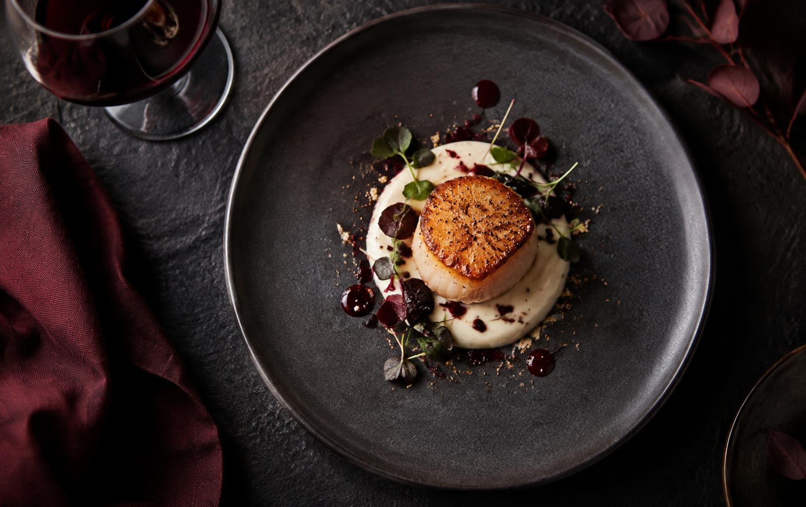 Assiette gastronomique — Saint-Jacques snackée, concept fictif